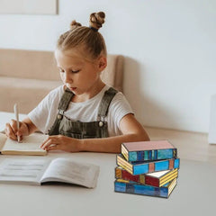 مصباح الكتب المكدسة