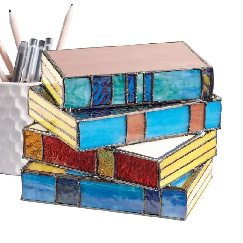 مصباح الكتب المكدسة