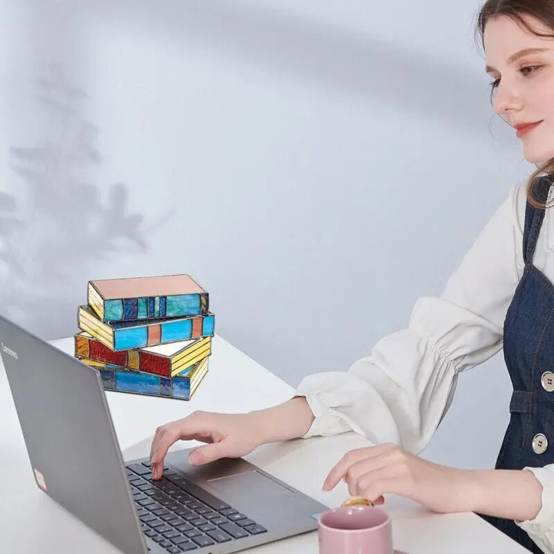 مصباح الكتب المكدسة