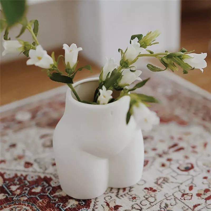 مزهريات سيراميكية بسيطة على شكل إنسان