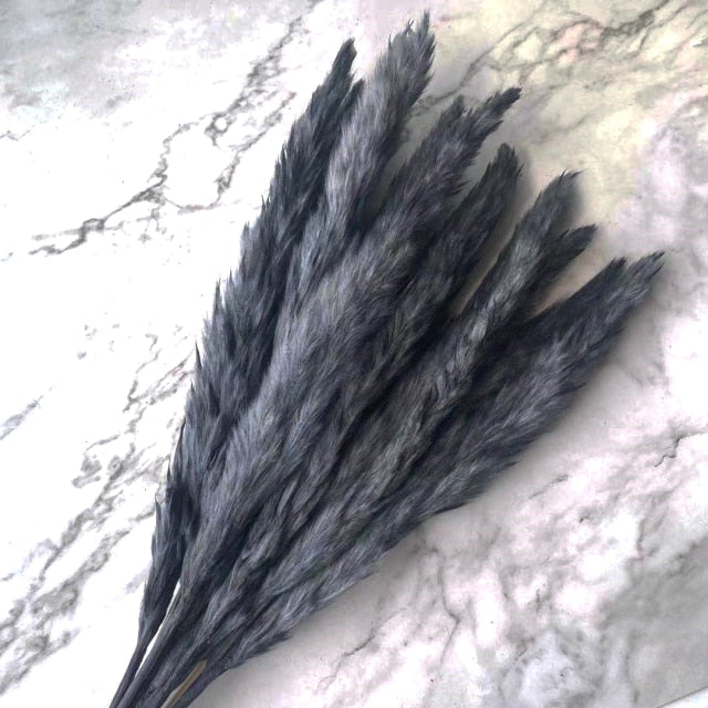 ديكور عشب البامباس الرمادي مع باقة من الزهور المجففة