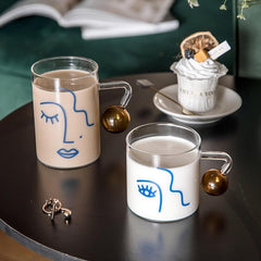 كوب إفطار بصورة ظلية للوجه